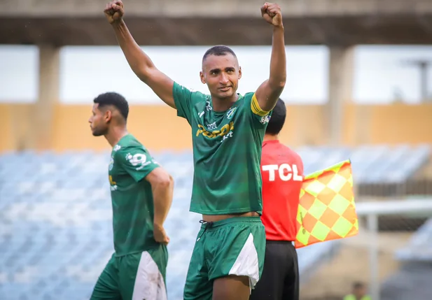 Leandro Amorim comemorando gol do Altos