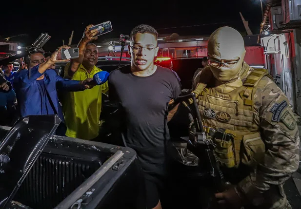 Lokinho conduzido por policiais