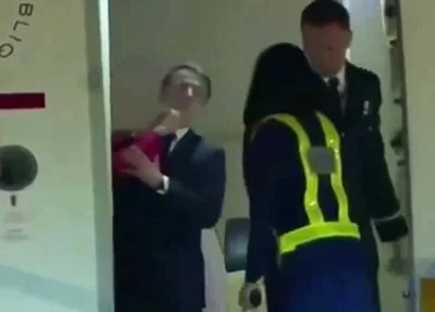 Macron levando tapa da esposa