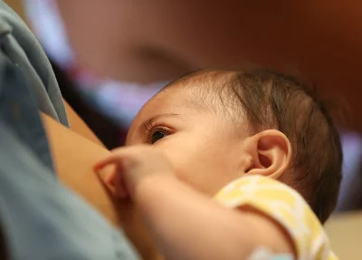 Mãe alimentando bebê