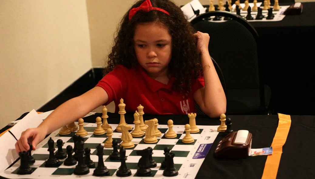 Menina jogando xadrez
