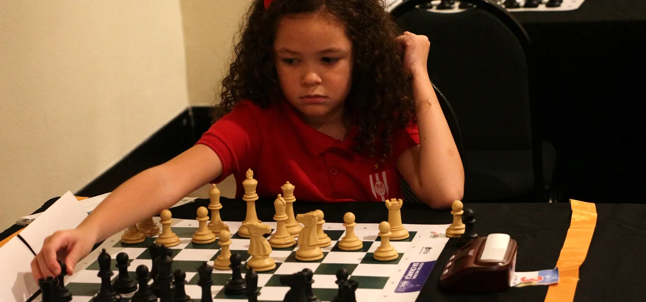 Menina jogando xadrez