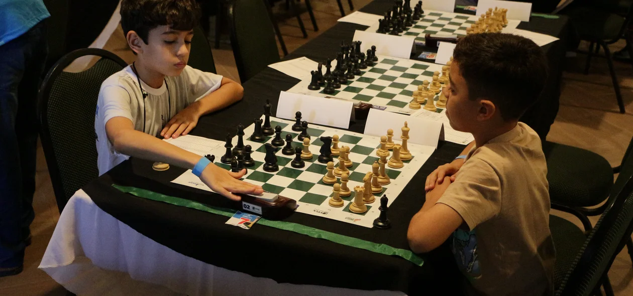 Meninos jogando no Festival Nacional da Criança (FENAC)