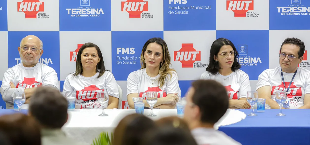Mesa de honra do evento no HUT