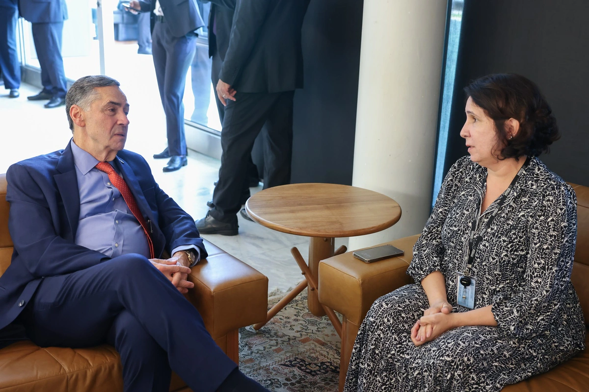 Ministro Barroso e a oficial de justiça Cristiane Oliveira