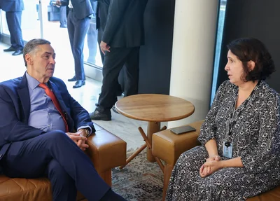 Ministro Barroso e a oficial de justiça Cristiane Oliveira