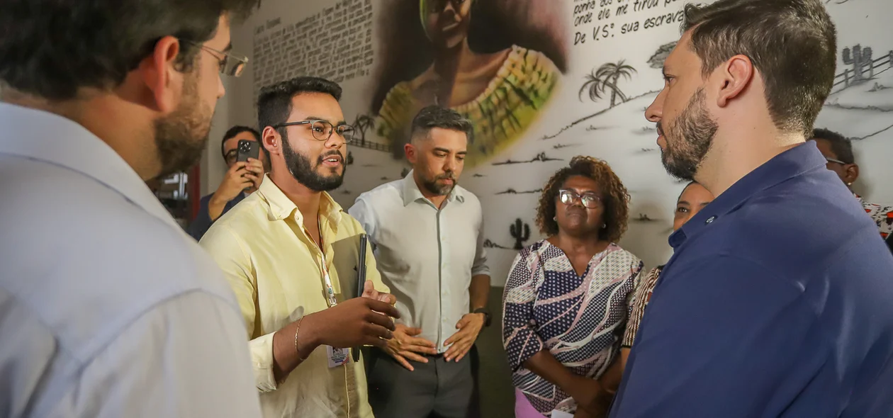 Ministro da Cultura Márcio Tavares participa de visita no Memorial Esperança Garcia