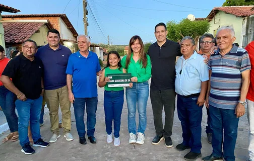 Momento da entrega de obras