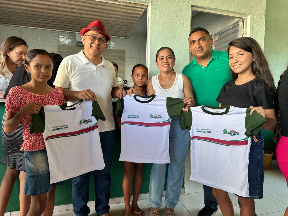 Momento da entrega dos fardamentos em São João do Arraial