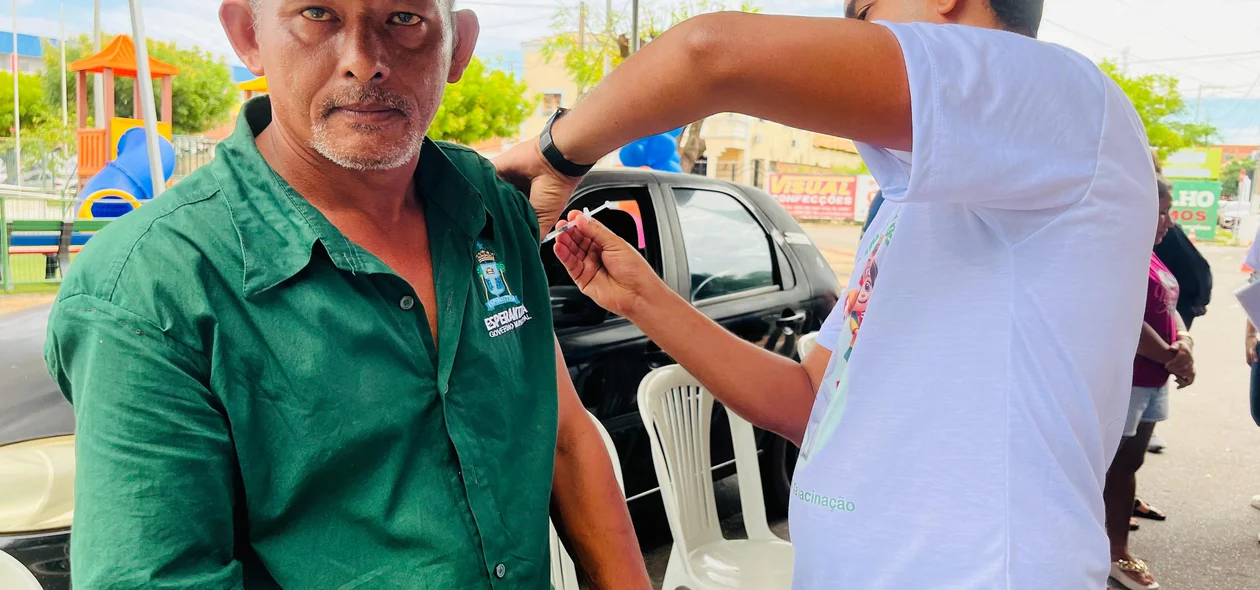 Morador de Esperantina sendo vacinado