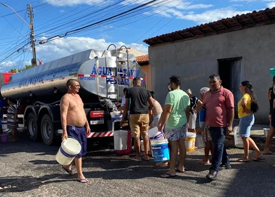 Moradores abastecem baldes em caminhão-pipa