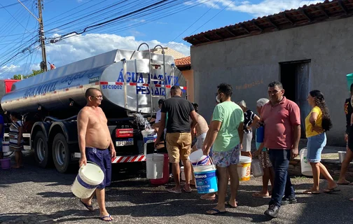 Moradores abastecem baldes em caminhão-pipa