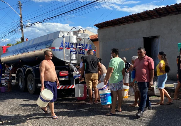 Moradores abastecem baldes em caminhão-pipa