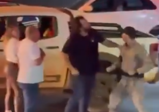 Motorista tenta bater em policial