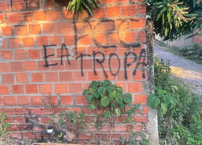 Muro com pichação do PCC