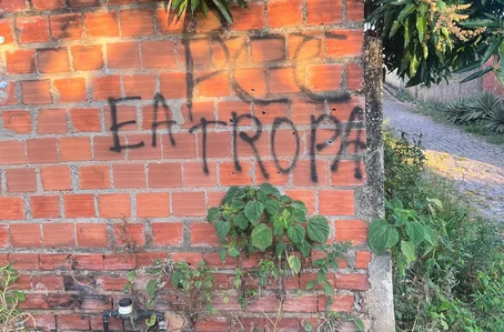 Muro com pichação do PCC