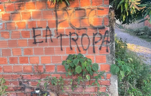 Muro com pichação do PCC