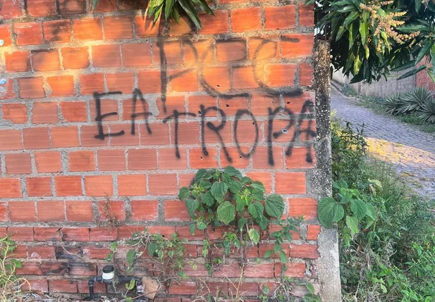 Muro com pichação do PCC