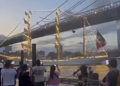 Navio da Marinha colidindo com ponte de Nova York