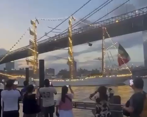 Navio da Marinha colidindo com ponte de Nova York