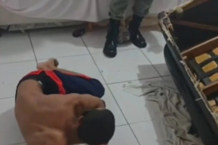 O homem foi encontrado dentro do sofá pela polícia