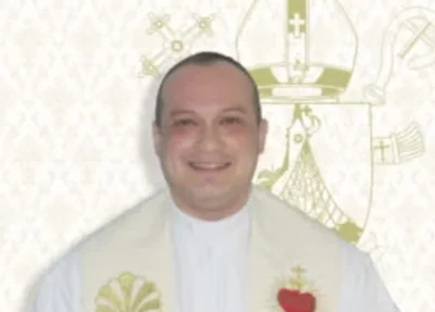 Padre bêbado quebra garrafas