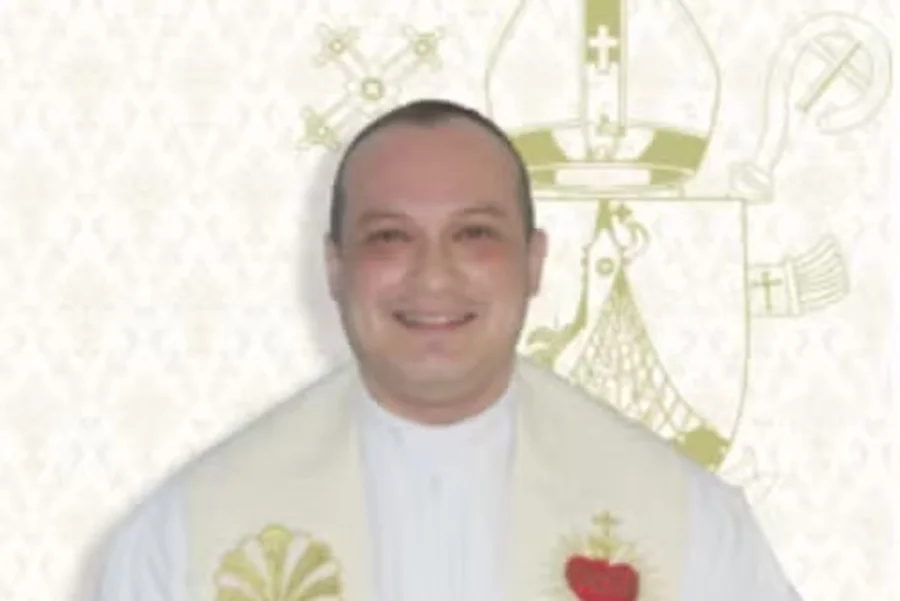 Padre bêbado quebra garrafas