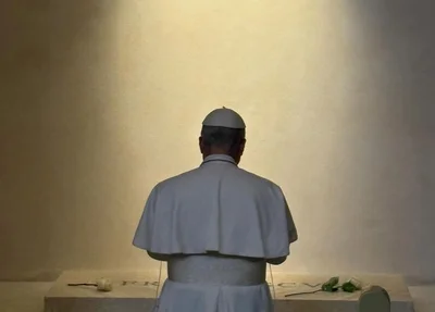 Papa Leão XIV reza diante do túmulo de Papa Francisco