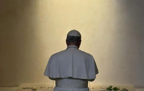 Papa Leão XIV reza diante do túmulo de Papa Francisco