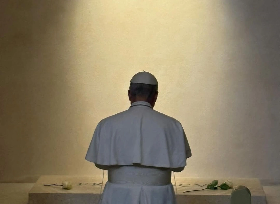 Papa Leão XIV reza diante do túmulo de Papa Francisco