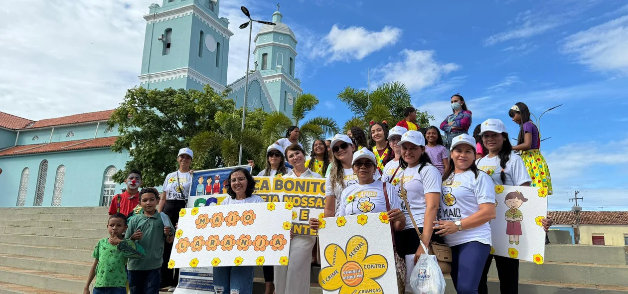 Parada em frente a igreja de União