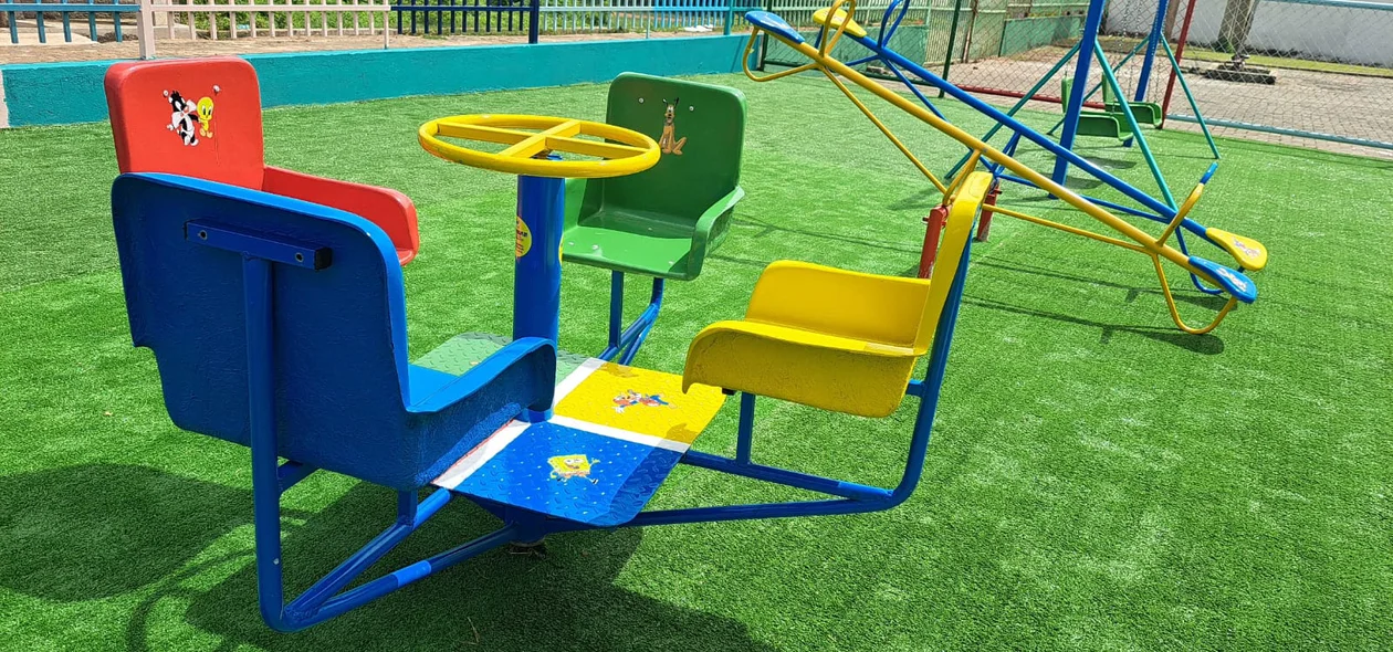Parque infantil com brinquedos