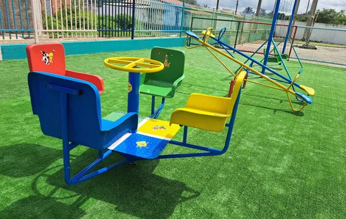 Parque infantil com brinquedos