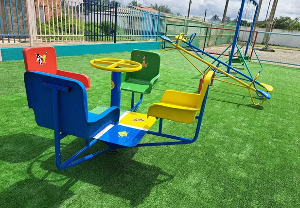 Parque infantil com brinquedos
