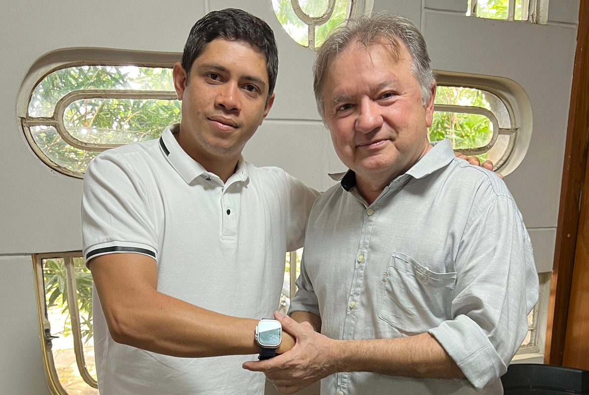 Pedro Victor Higino, presidente da Associação de Entregadores de Teresina, e o deputado federal, Merlong Solano (PT-PI)