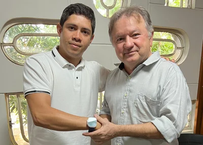 Pedro Victor Higino, presidente da Associação de Entregadores de Teresina, e o deputado federal, Merlong Solano (PT-PI)