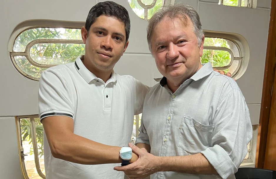 Pedro Victor Higino, presidente da Associação de Entregadores de Teresina, e o deputado federal, Merlong Solano (PT-PI)
