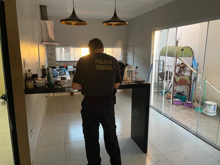 PF cumprindo mandados durante operação