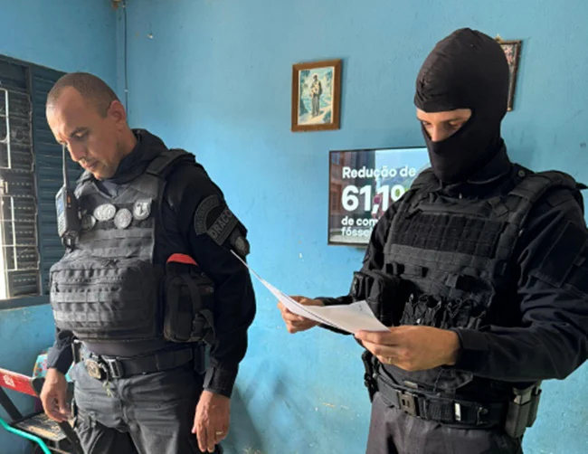 Policiais cumprindo mandados