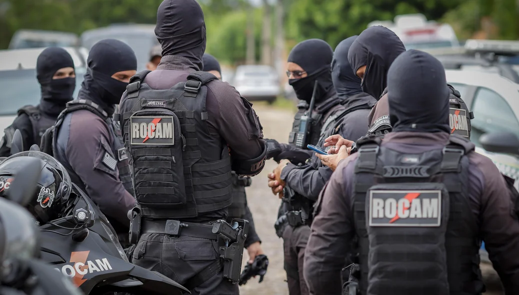 Policiais durante operação