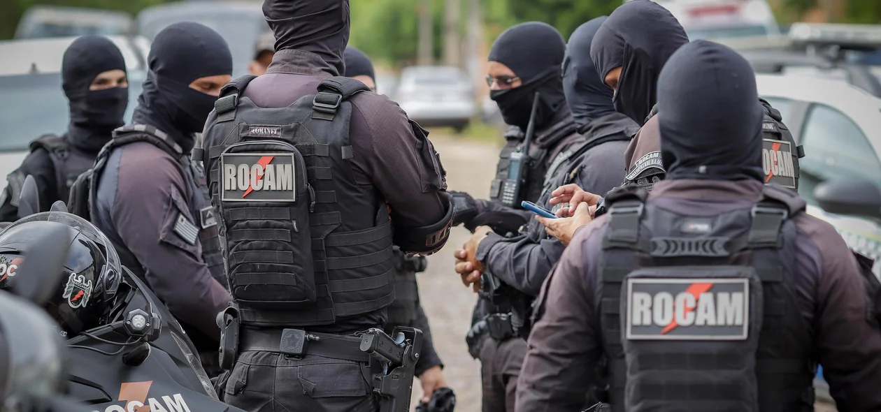 Policiais durante operação