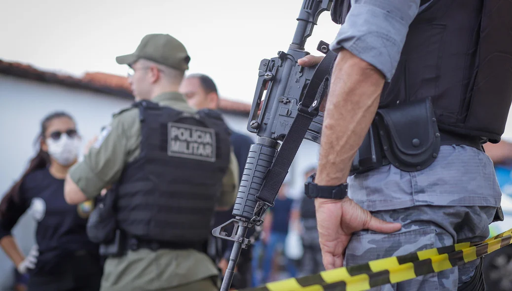 Policiais militares em atendimento ao homicídio