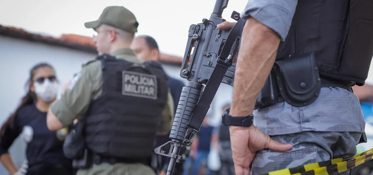 Policiais militares em atendimento ao homicídio