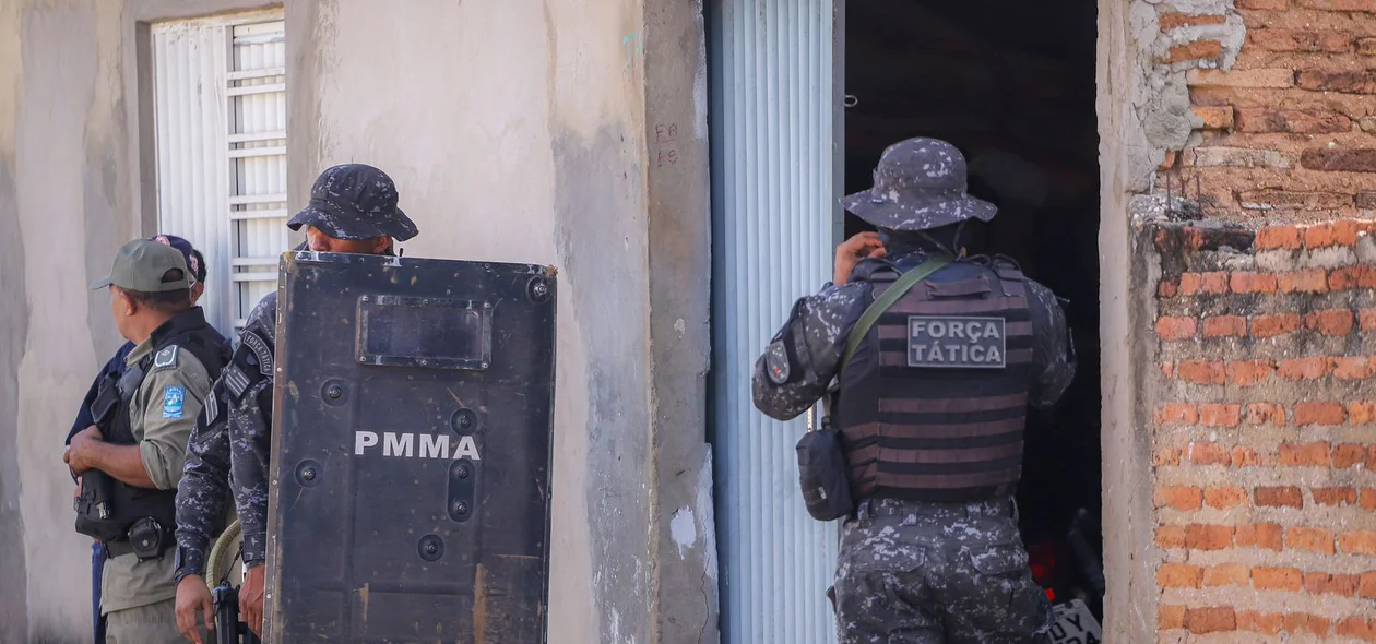 Policiais na negociação