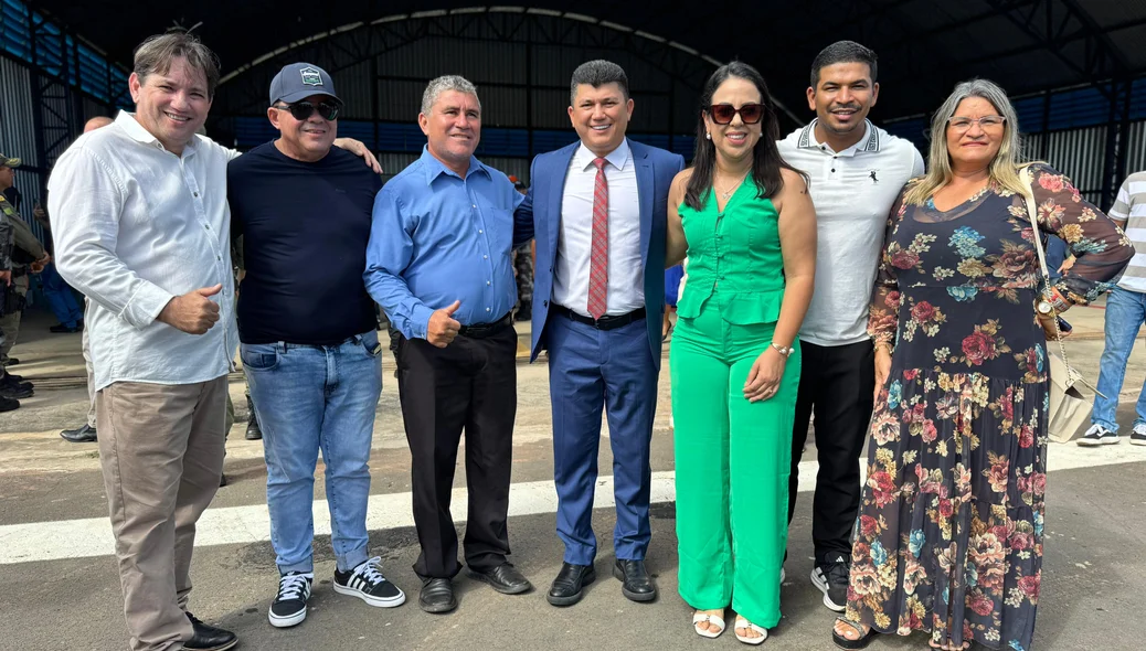 Políticos presentes no local
