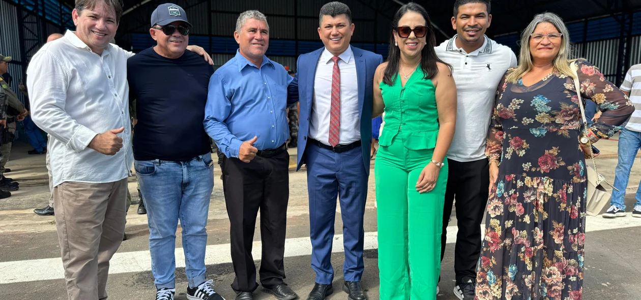 Políticos presentes no local