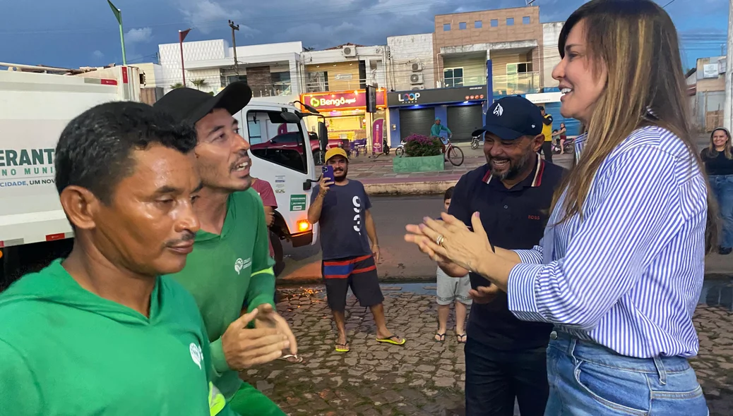 Prefeita Ivanária Sampaio com os profissionais