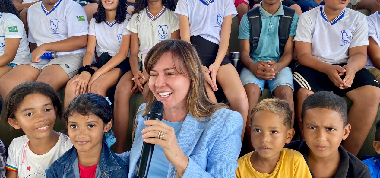 Prefeita junto com os alunos