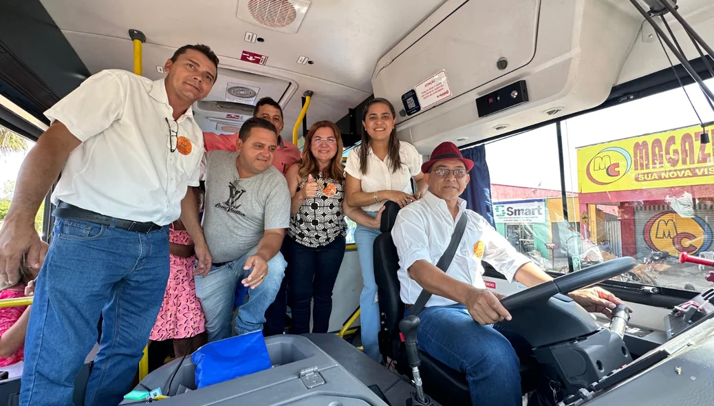 Prefeito Abdoral Melo dentro do ônibus