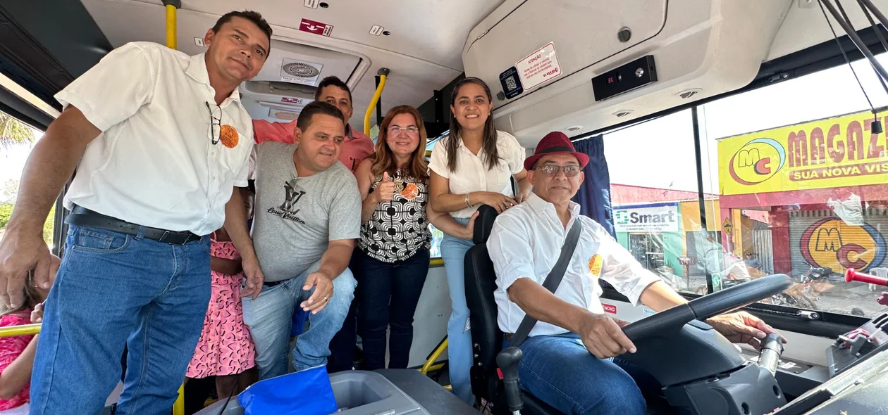 Prefeito Abdoral Melo dentro do ônibus